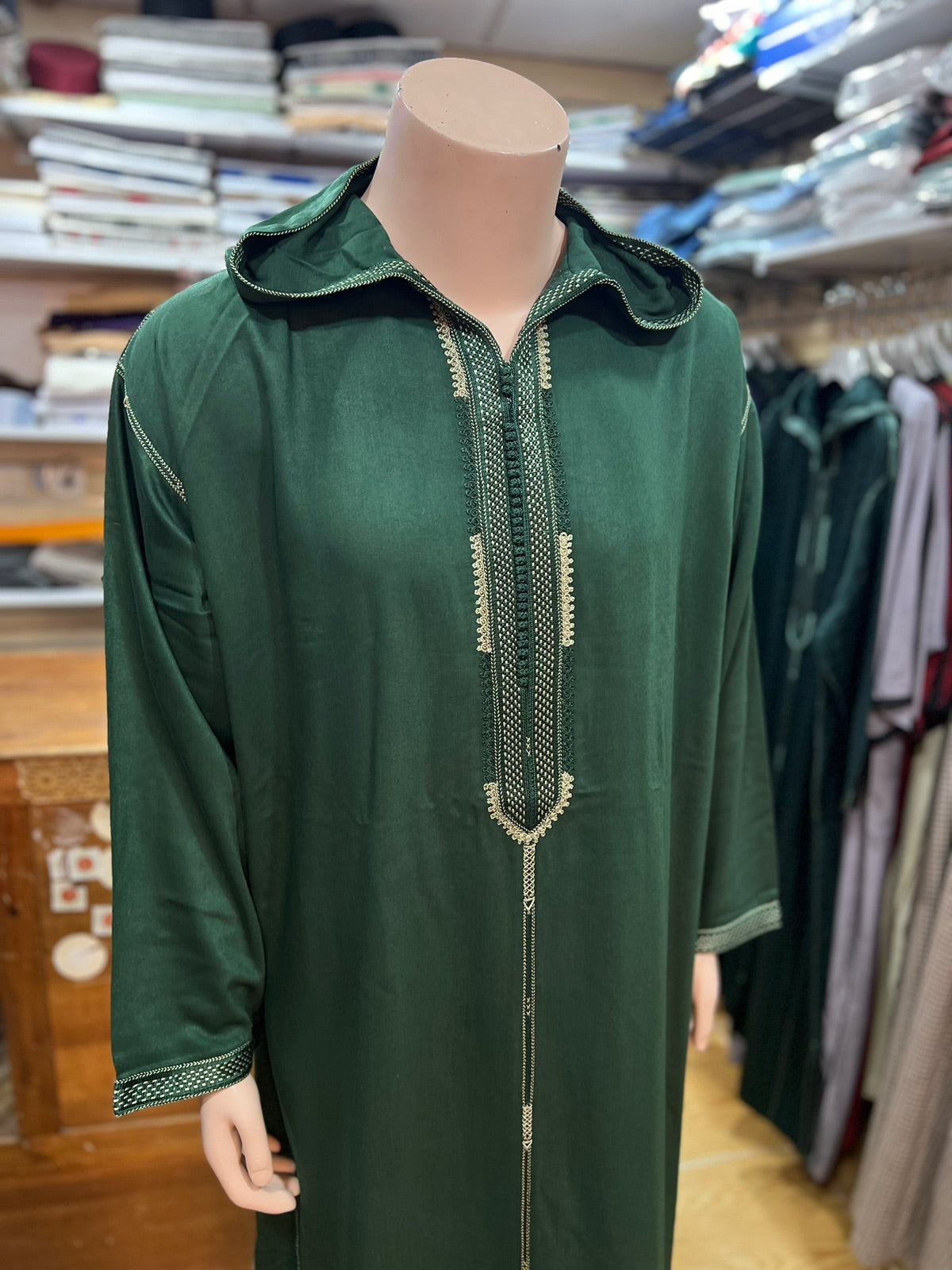 Djellaba mit maschineller Dbanah-Bestickung
