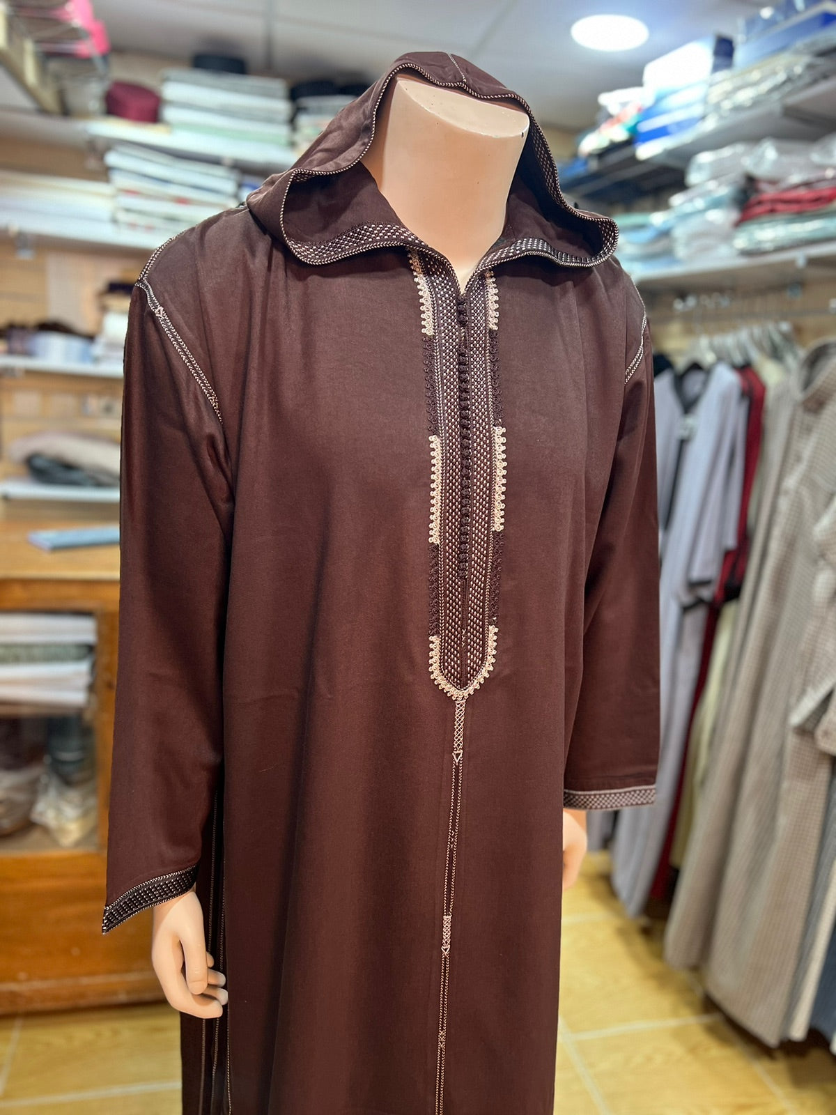 Djellaba mit maschineller Dbanah-Bestickung