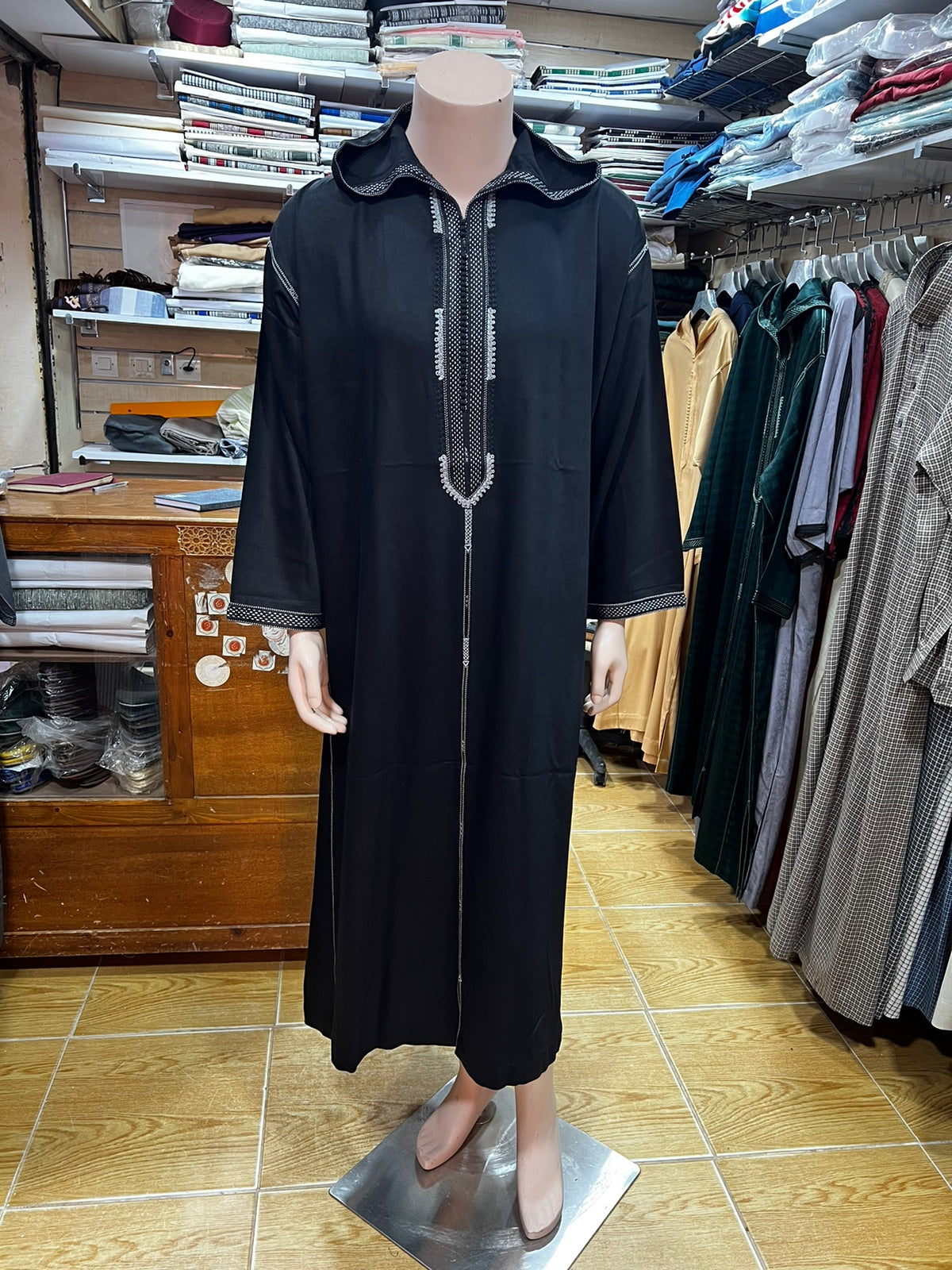 Djellaba mit maschineller Dbanah-Bestickung