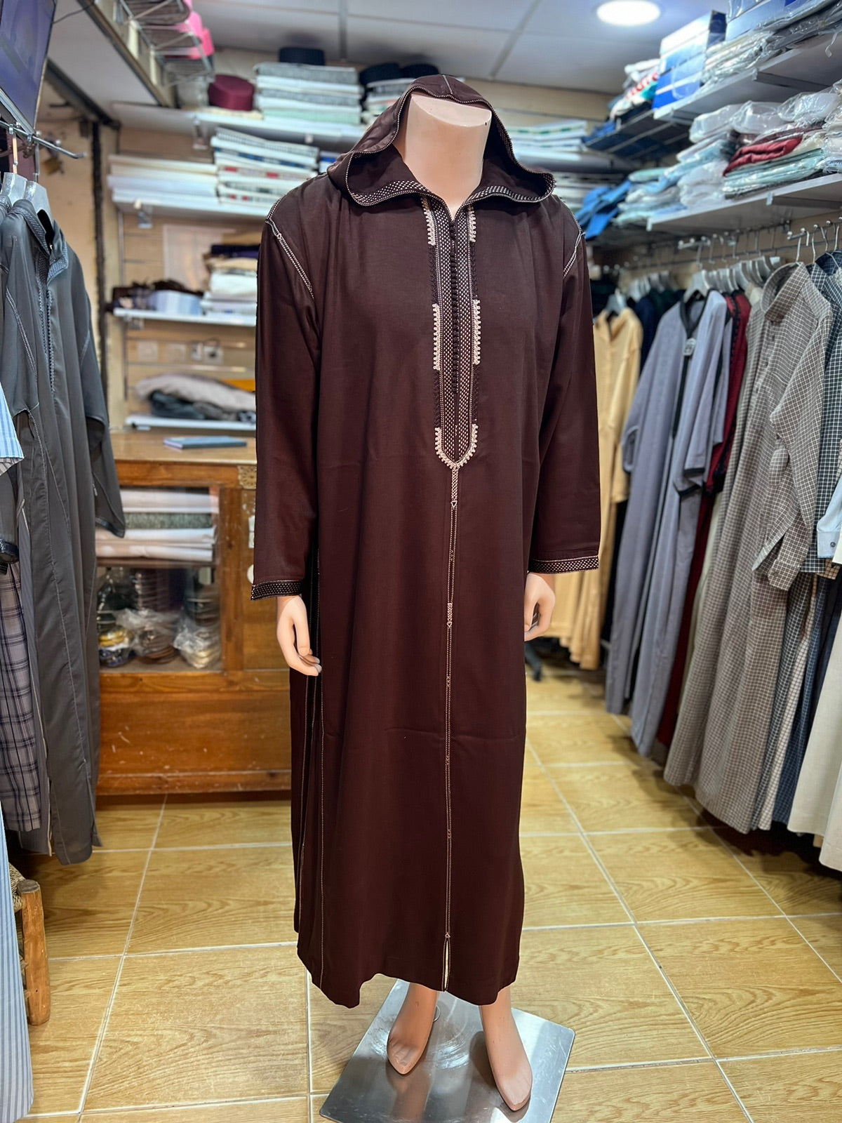 Djellaba mit maschineller Dbanah-Bestickung