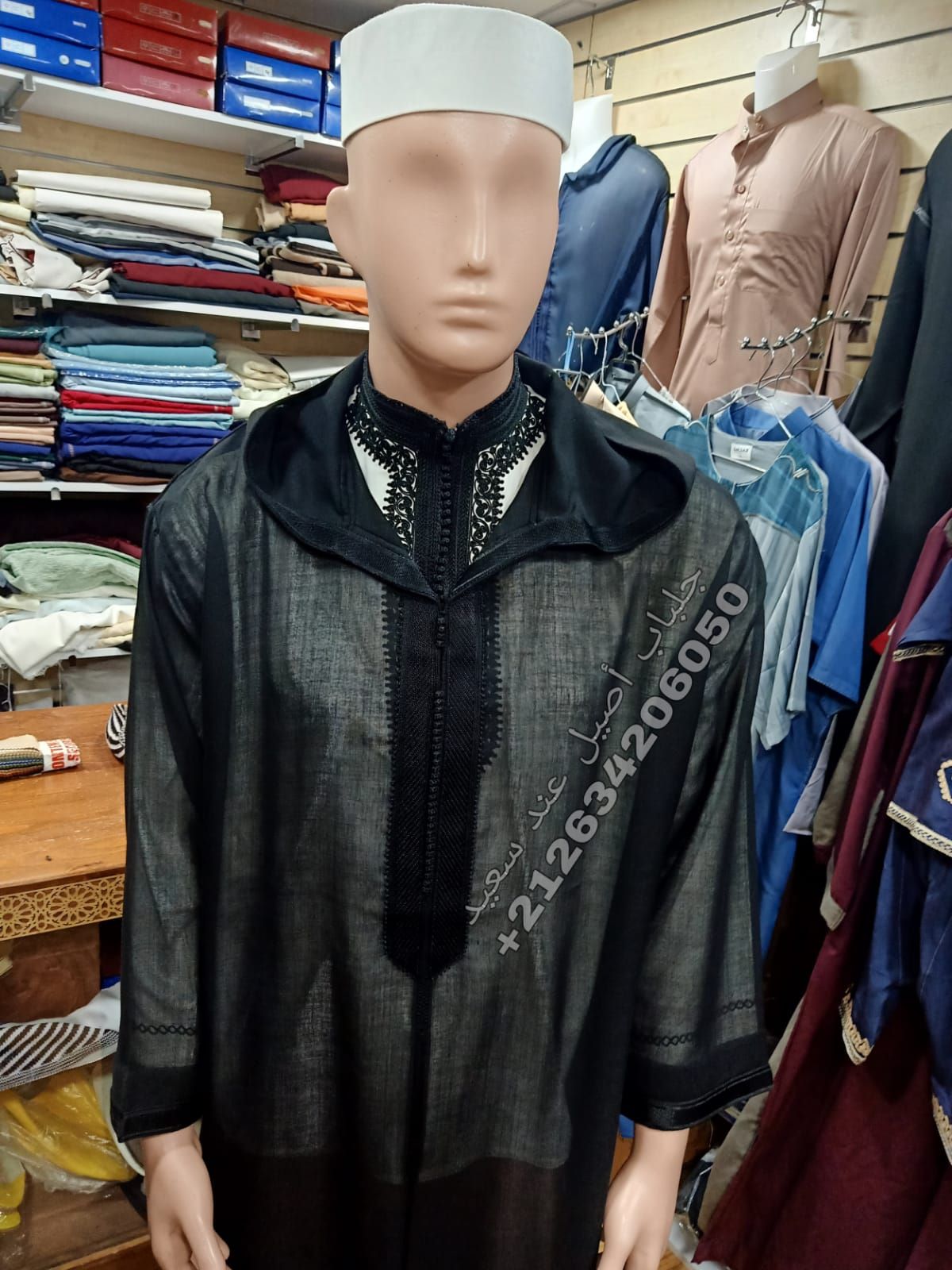 Verschiedene Djellabas (Fassiya-Haar, Soussdi)
