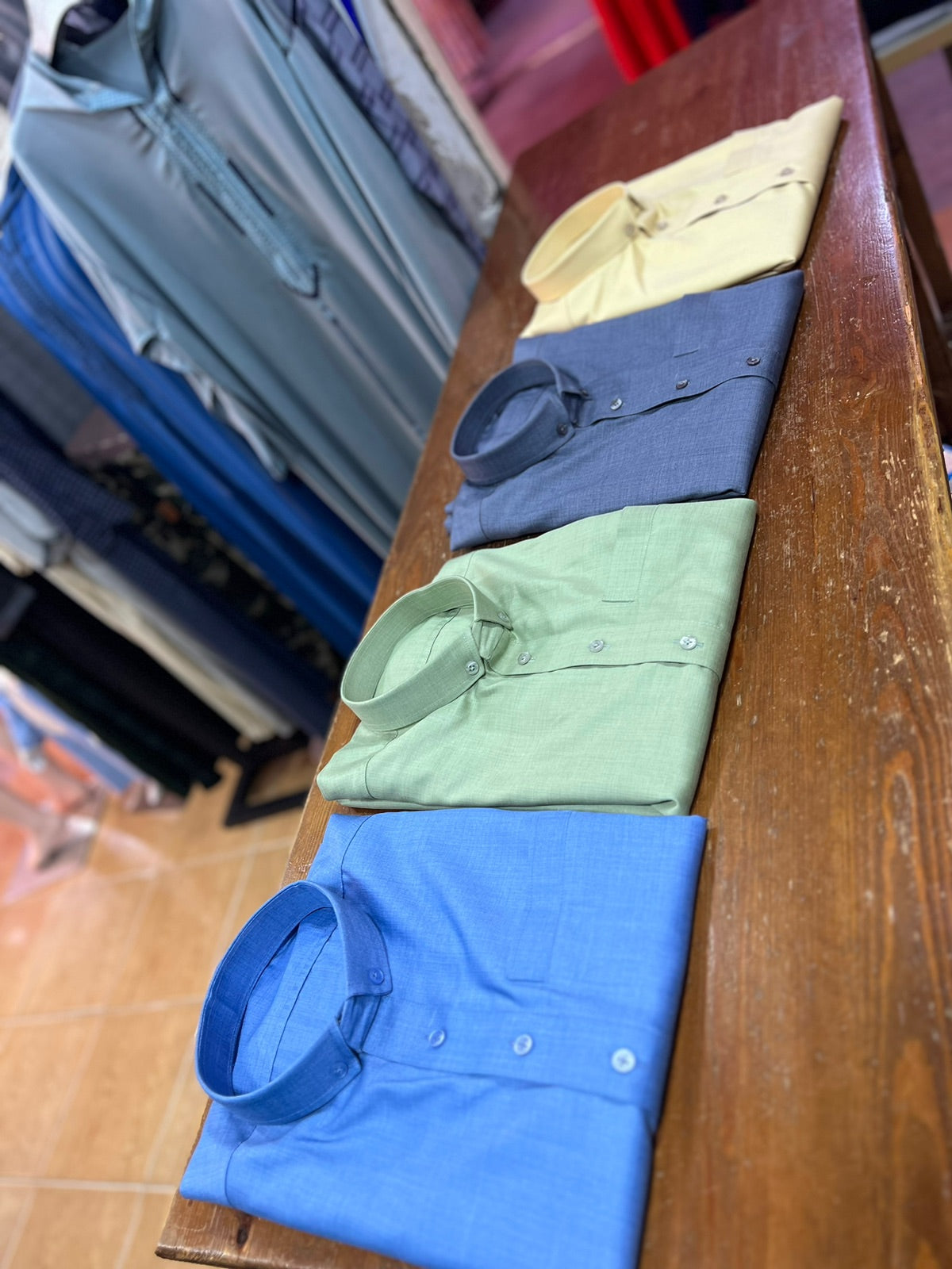 Verschiedene Hemden aus dem Jilbab Asil Shop
