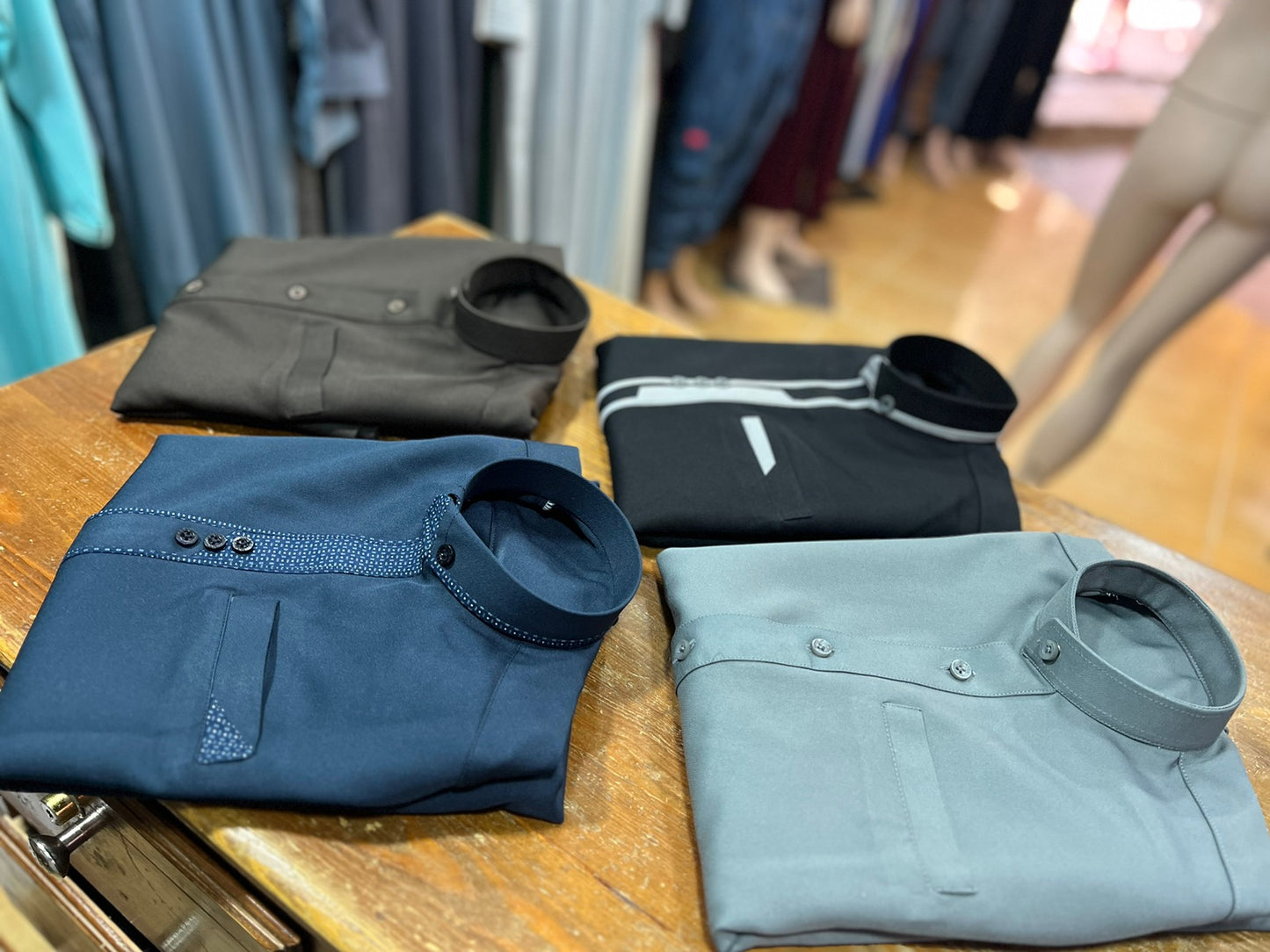 Verschiedene Hemden aus dem Jilbab Asil Shop