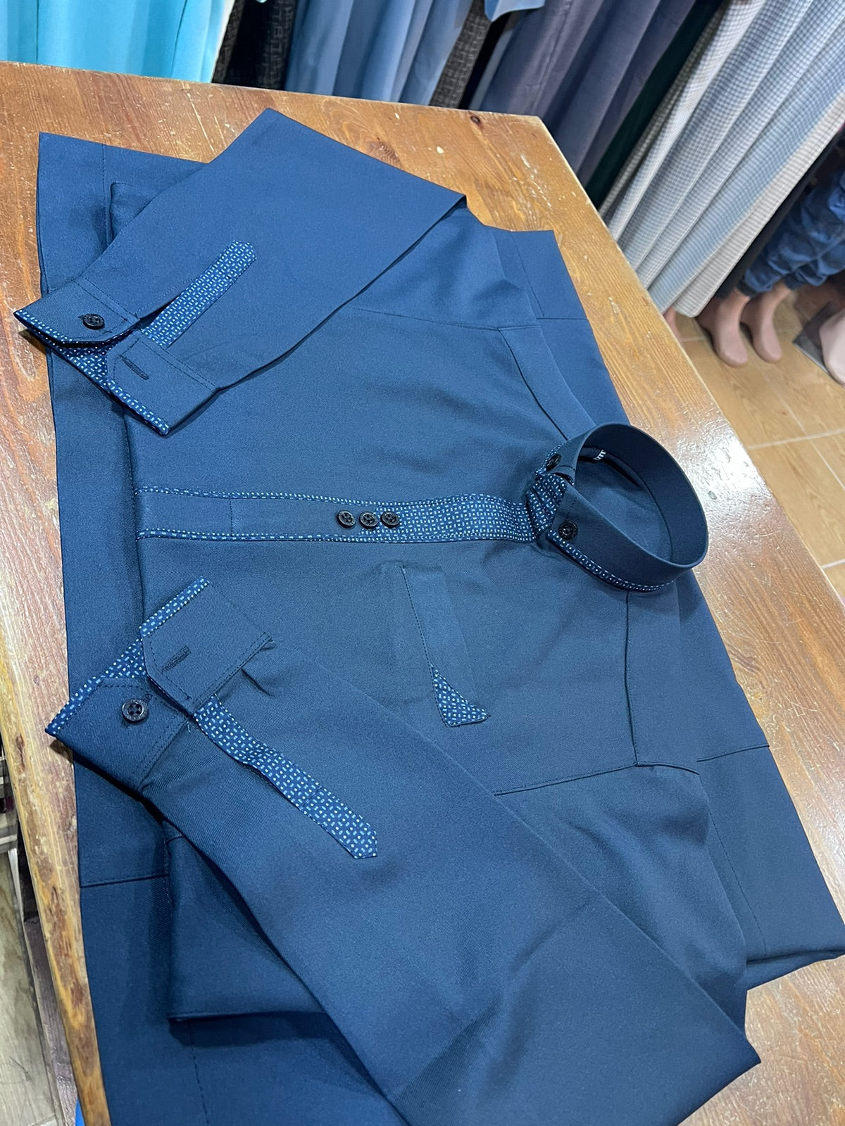 Verschiedene Hemden aus dem Jilbab Asil Shop