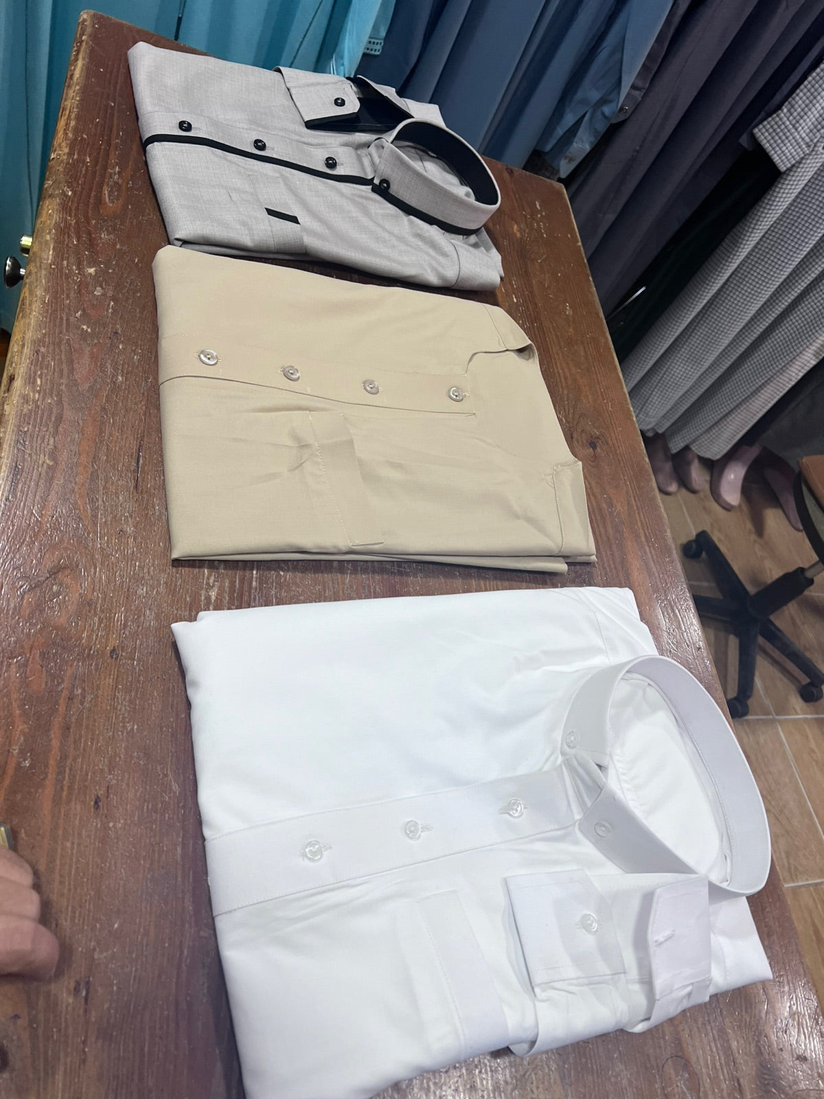 Verschiedene Hemden aus dem Jilbab Asil Shop