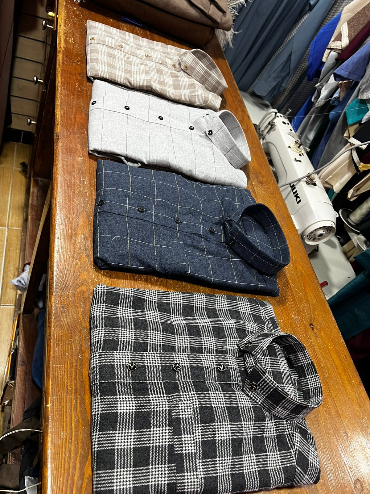Verschiedene Hemden aus dem Jilbab Asil Shop