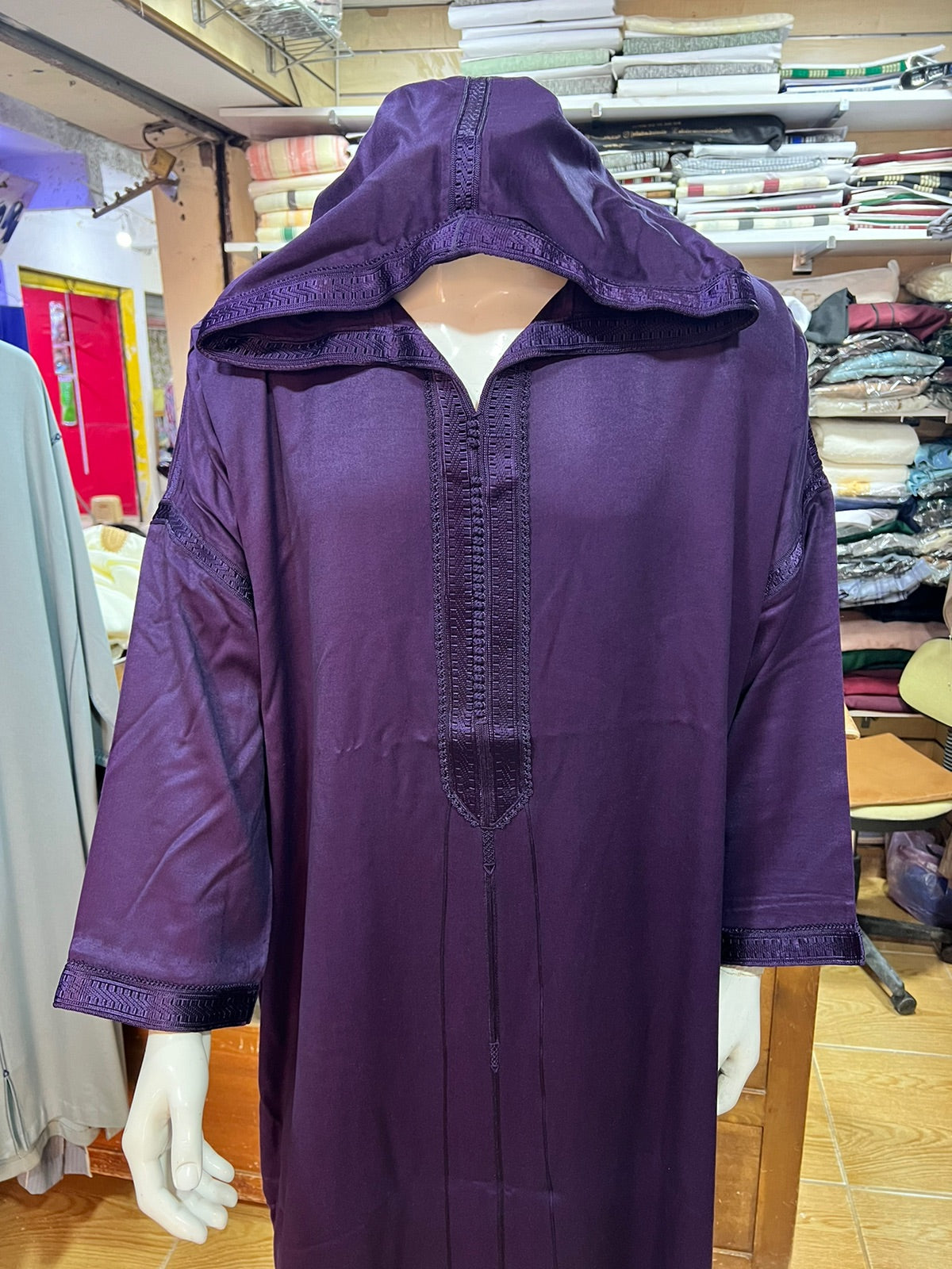 Aufwendig bestickte marokkanische Djellaba