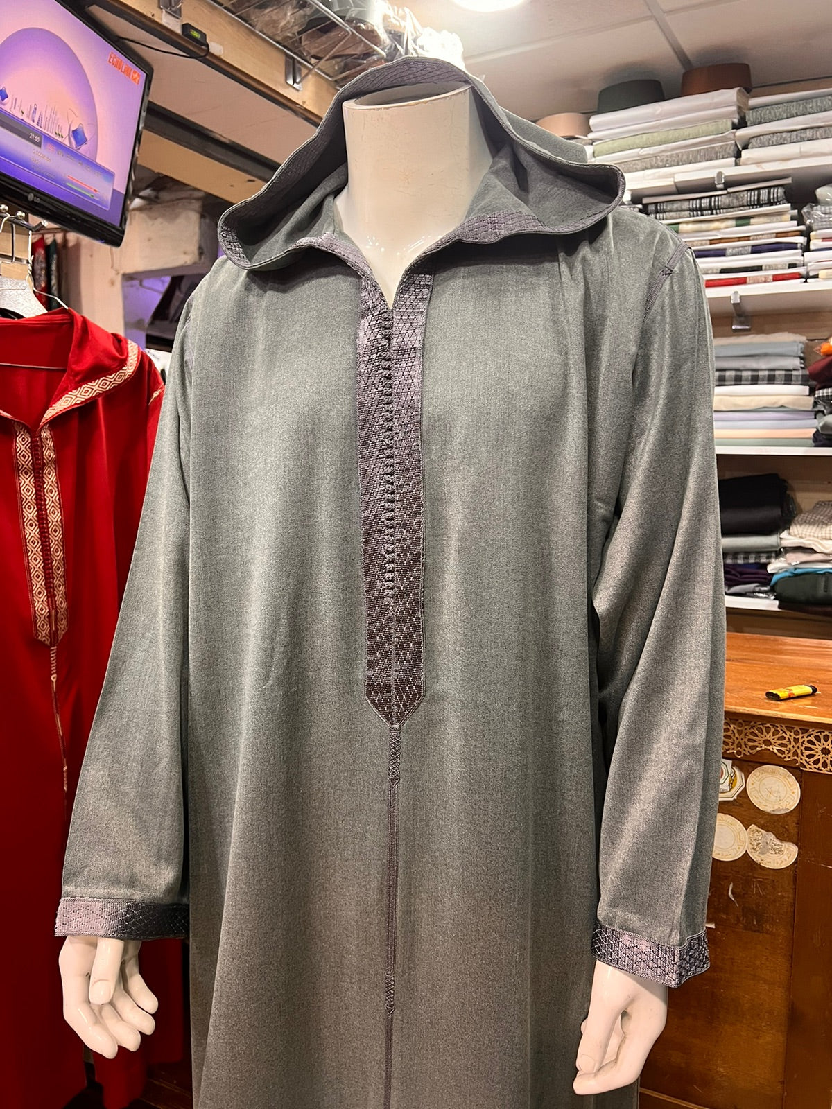 Verschiedene traditionelle Djellabas mit Brachman