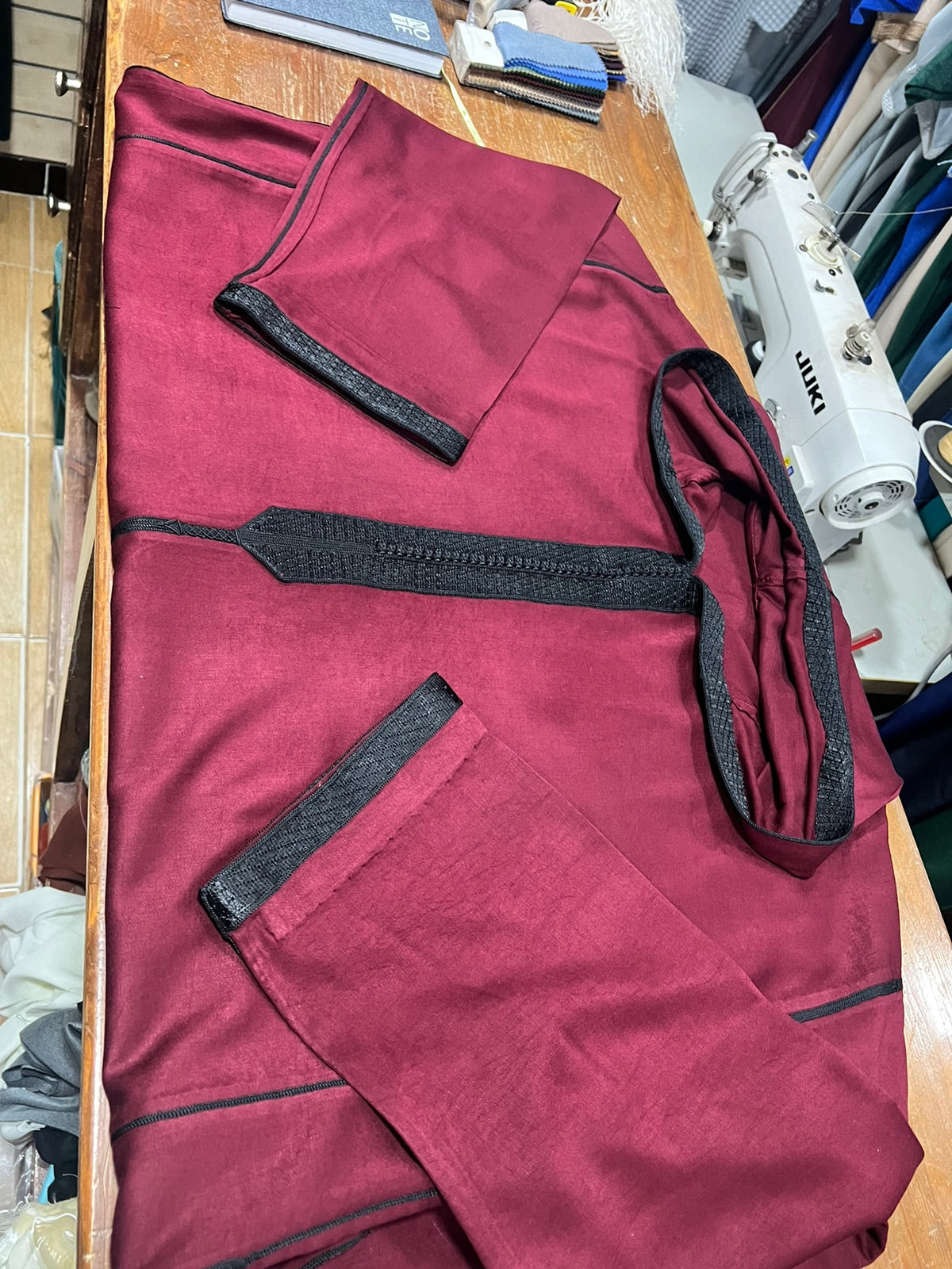 Verschiedene traditionelle Djellabas mit Brachman
