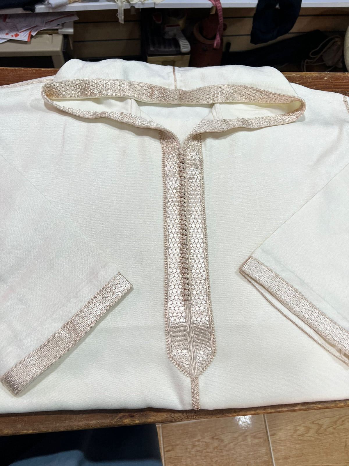Verschiedene traditionelle Djellabas mit Brachman