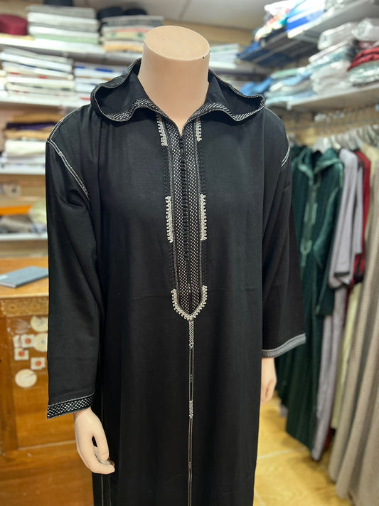 Djellaba mit maschineller Dbanah-Bestickung