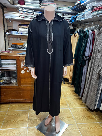 Djellaba mit maschineller Dbanah-Bestickung