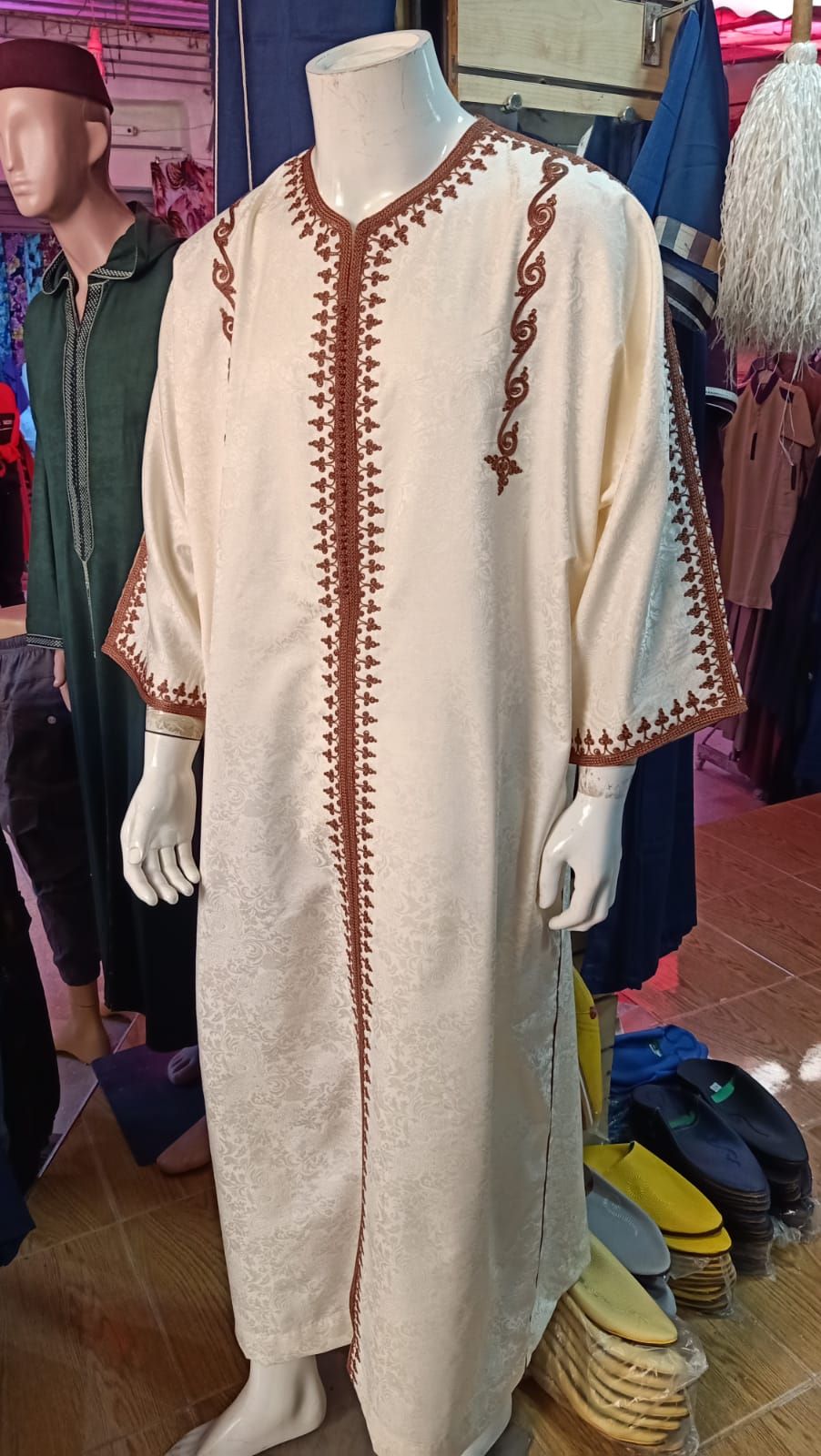 Verschiedene Kandoras (Mlifa, Lolan)