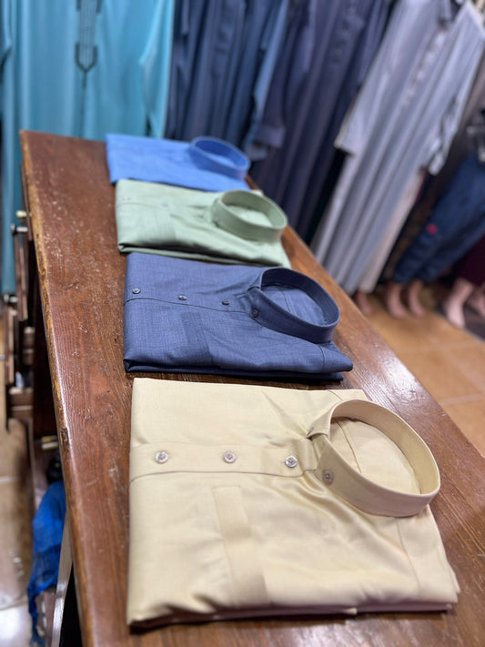 Verschiedene Hemden aus dem Jilbab Asil Shop