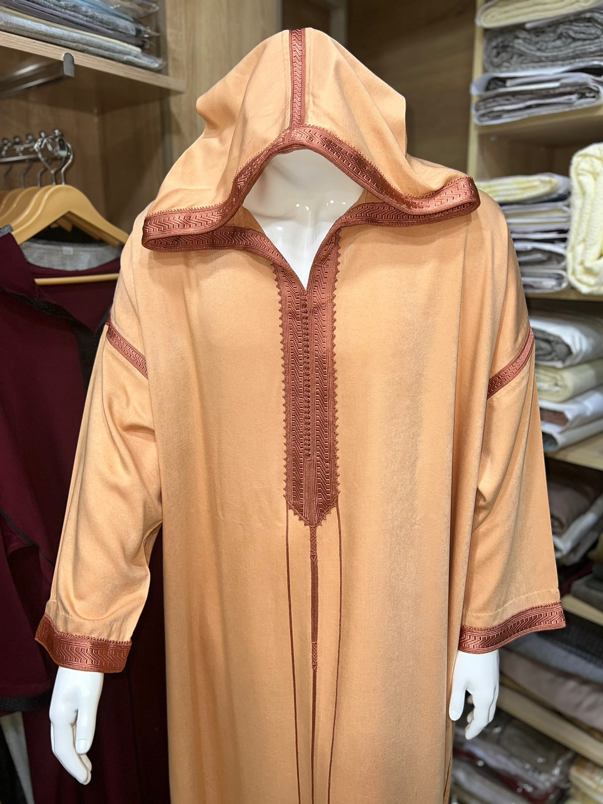 Aufwendig bestickte marokkanische Djellaba