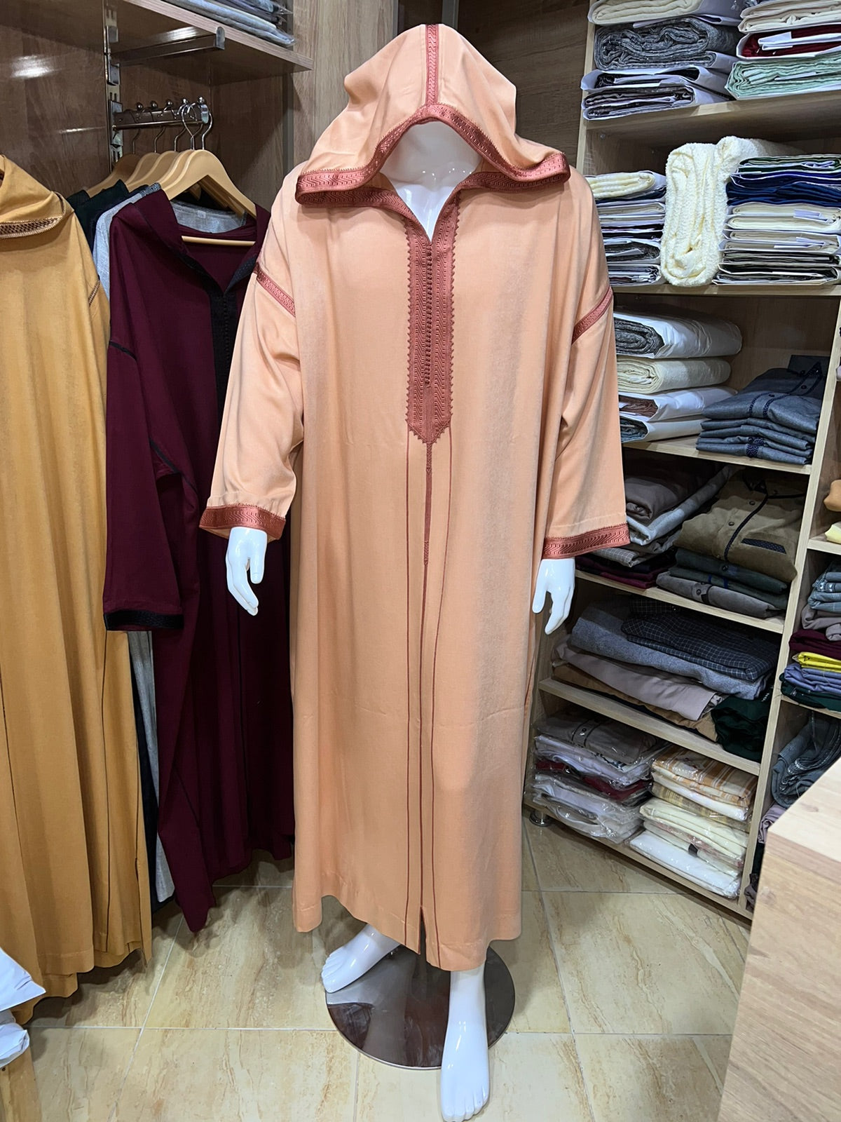 Aufwendig bestickte marokkanische Djellaba